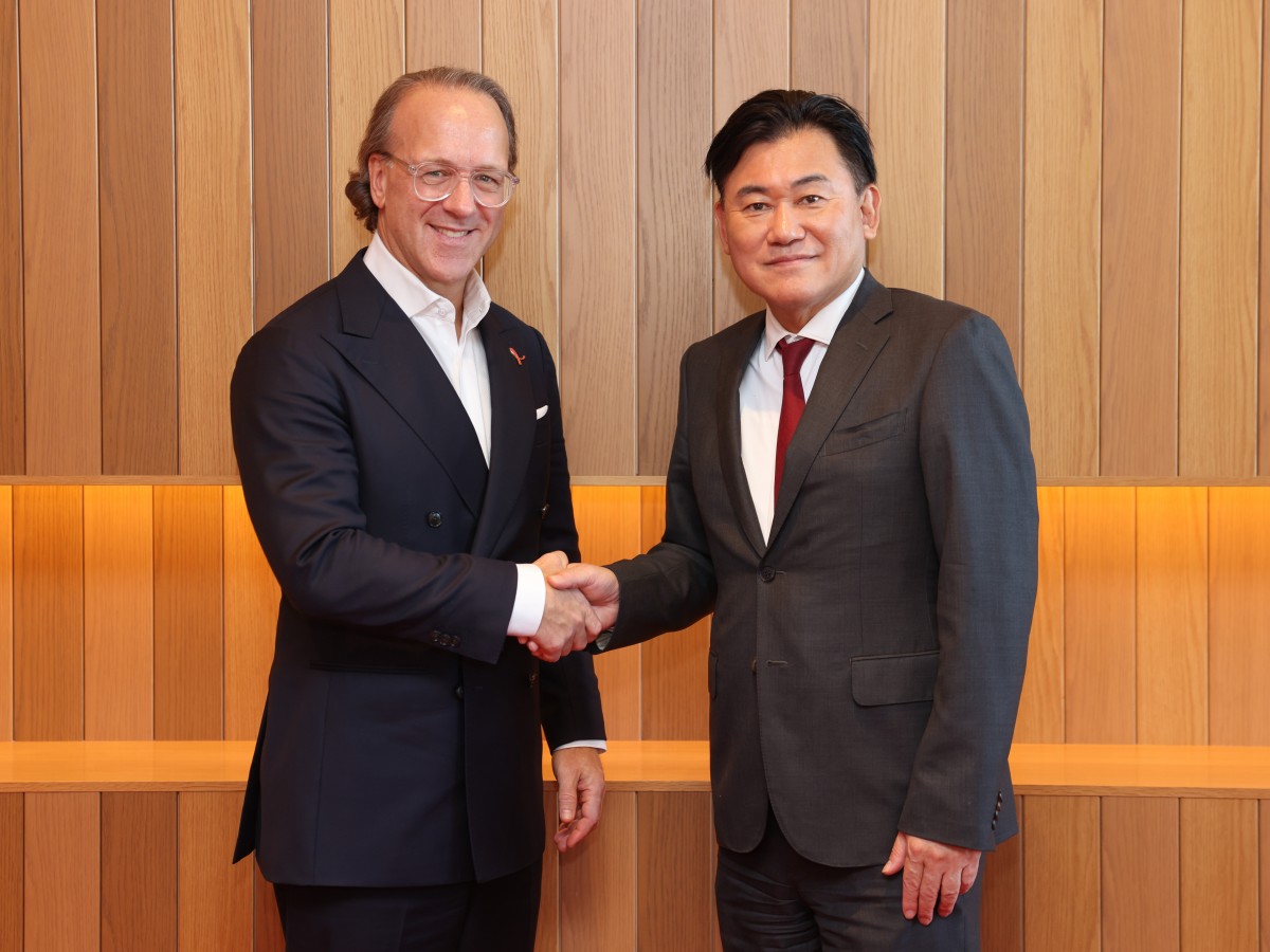 写真左より、ステファン ドゥ ラ ファヴリー氏(エスティ ローダー カンパニーズ 社長兼最高経営責任者)、三木谷 浩史氏(楽天グループ代表取締役会長兼社長)