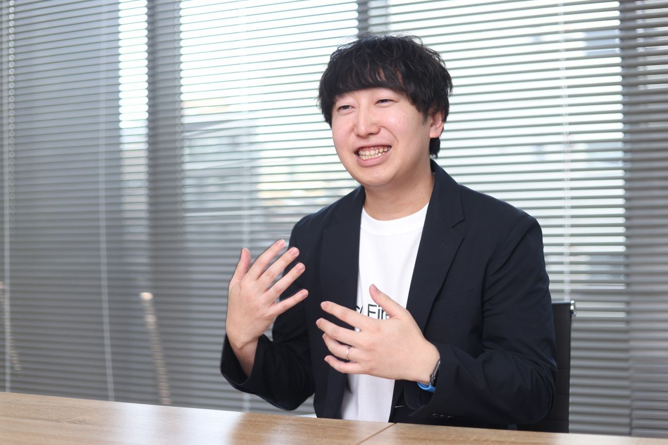 Firework Japan 石島氏:新卒でテレビ番組制作会社に入社し、バラエティ番組を担当。2015年に動画ベンチャーに転職し、LINE LIVEやAbemaTVなど、ライブ配信が盛り上がり始めた時期にプロデューサーとして番組制作や企画に携わる。2017年には自社アプリを使ったライブコマース事業の立ち上げも経験。その後、大手音楽レーベルでアーティストのYouTubeチャンネル立ち上げや運用、スタートアップでの企業YouTube運営などを経て、現在はFireworkで動画マーケティング全般の支援を行っている。