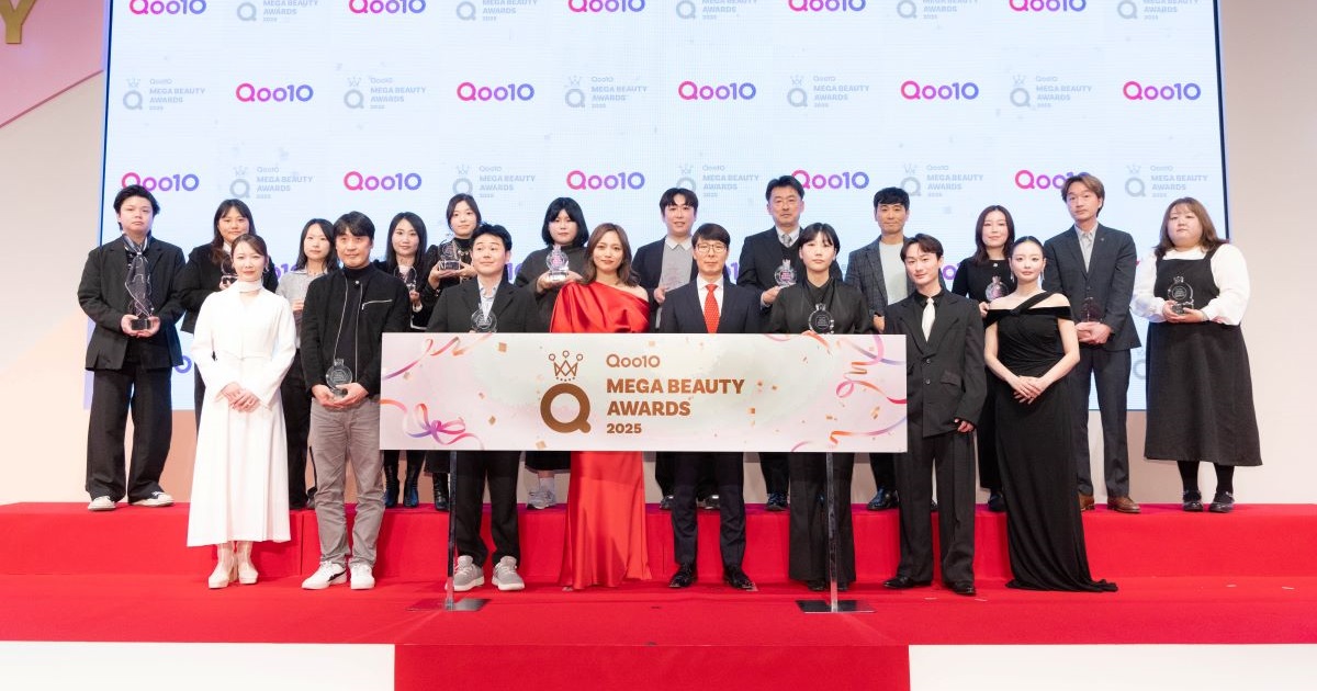 授賞者と川口春奈氏、eBay Japan合同会社 代表取締役 グ・ジャヒョン氏の集合写真