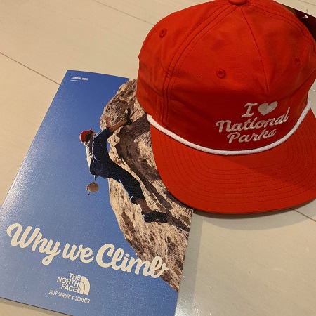 冊子「Why we Climb」とParks Projectのキャップ(著者撮影)