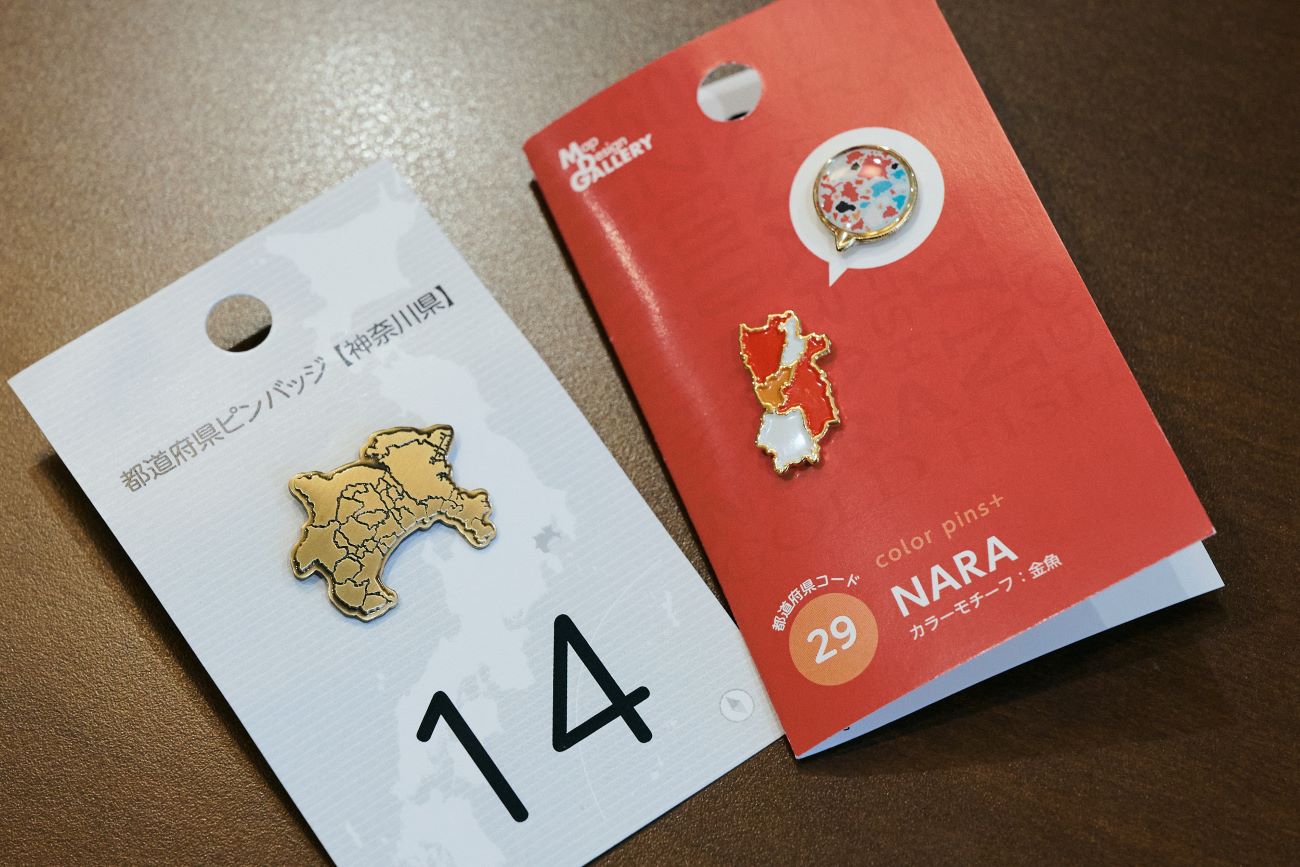 写真左：47都道府県ピンバッジ、写真右：「47palette」カラーピンズ